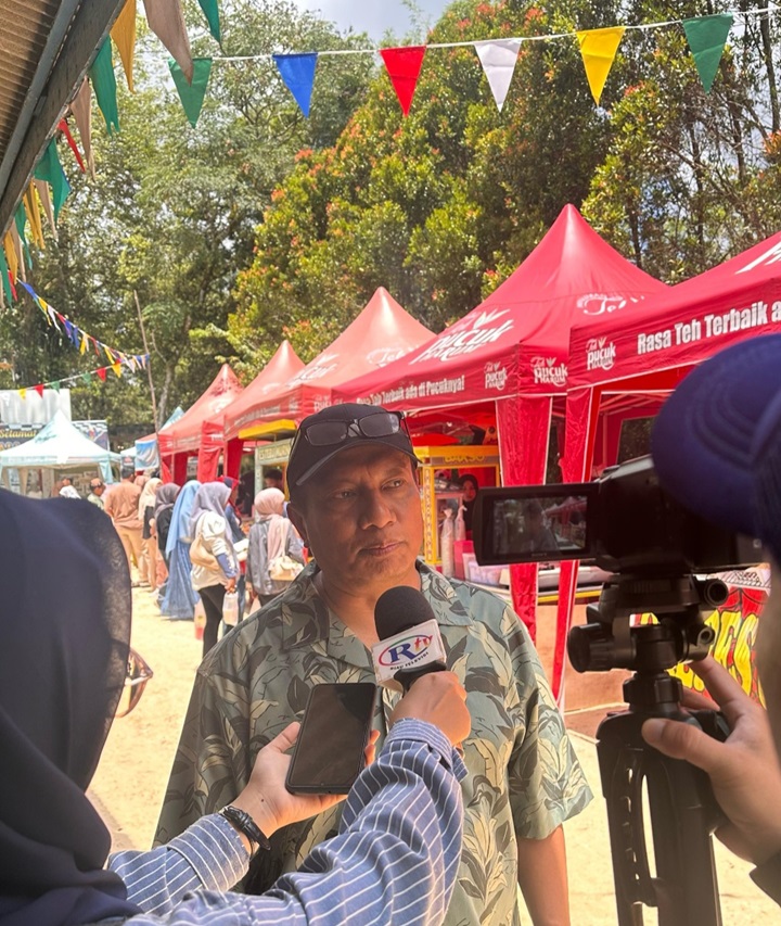 Pengelola Taman Rekreasi Alam Mayang, Riyono Gede Trisoko saat diwawancarai wartawan, Selasa (1/4/2025).