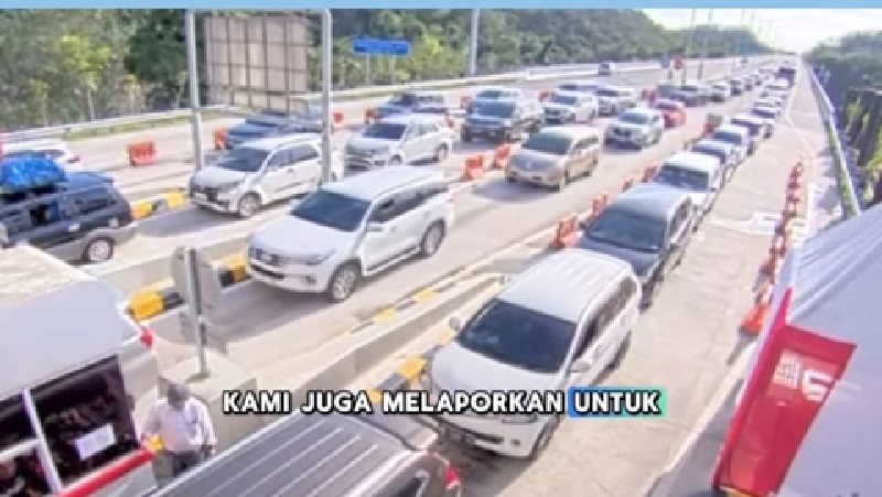 Arus lalu lintas di jalan lintas Riau-Sumbar via jalur tol Pekanbaru-XIII Koto Kampar terjadi lonjakan yang cukup signifikan pada Selasa (1/4/2025).