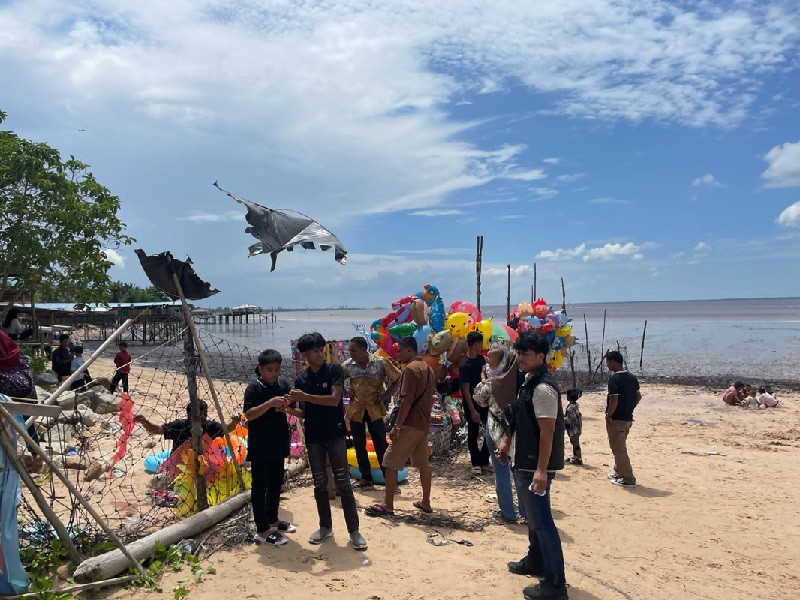 Lokasi wisata pantai yang berada di wilayah Kecamatan Medang Kampai, Kota Dumai sudah mulai datangi pengunjung.