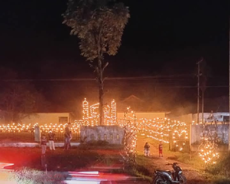 Lampu colok menghiasi wilayah Kenegerian Kari Kecamatan Kuantan Tengah menyambut Idulfitri 1446 H, Ahad (30/3/2025) malam.