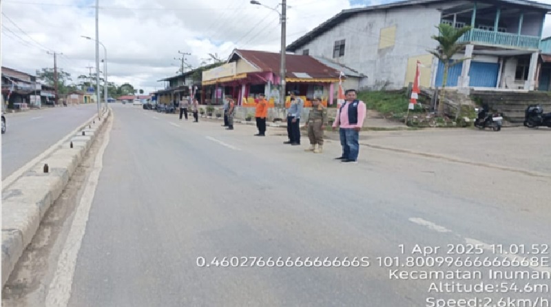 Personel Pam Operasi Ketupat  Lancang Kuning 2025 Pasar Inuman melakukan pengaturan arus lalulintas kendaraan yang melintas, Selasa (1/4/2025).