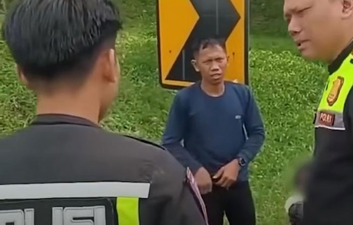 Tangkapan layar polisi bantu pemudik yang ditelantarkan di pinggir jalan tol oleh PO ALS.