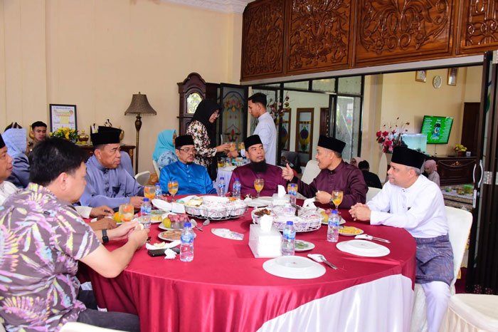 Hari pertama Idulfitri 1446 Hijriyah Wabup Bengkalis Bagus Santoso menjamu tamu di kediaman dinasnya di Jalan Antra Bengkalis, Senin (31/3/2025).