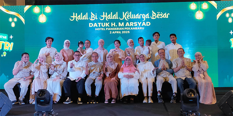 Prof Hj Aswarni Adam (duduk lima kanan), bersama Bani Ibrahim Arsyad foto bersama saat acara Halal Bihalal di Hotel Pangeran Pekanbaru, Rabu (2/4/2025).