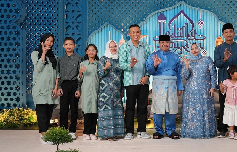 Bupati Bengkalis Kasmarni menggelat open house hari raya Idulfitri di kediamannya di Desa Muara Basung Kecamatan Pinggir, Bengkalis, Selasa (1/4/2025).