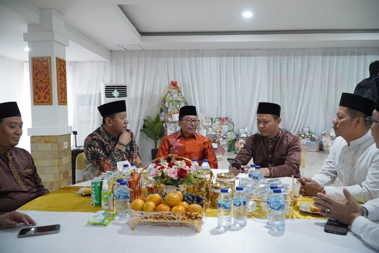 Bupati Kuansing Dr H Suhardiman Amby MM, Wakil Bupati H Muklisin, saat berbincang dengan Gubernur Riau Abdul Wahid, Selasa (1/4/2025).