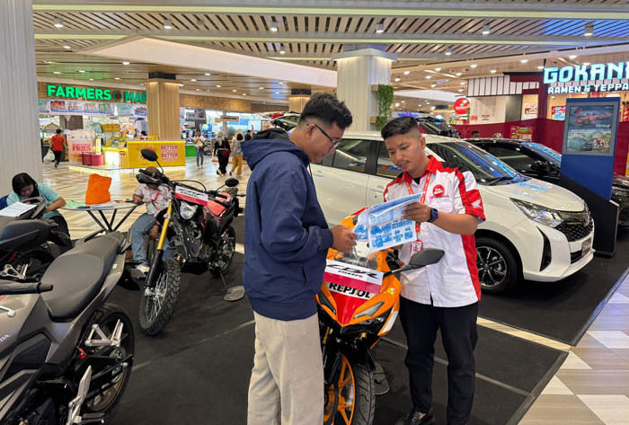 Sales PT Capella Dinamik Nusantara Riau menawarkan promo kepada konsumen saat pameran Honda di Living World  pada tanggal 24 Maret hingga 30 Maret 2025 lalu.