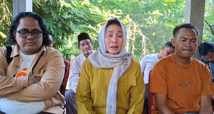 Istri almarhum Herman, Santi.