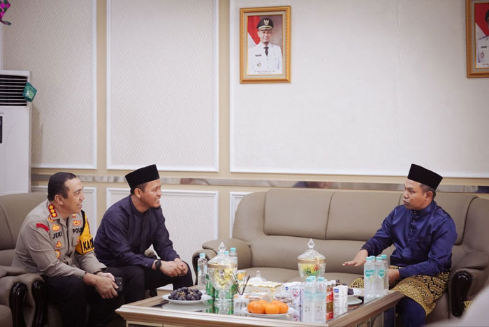 Gubri Abdul Wahid dan Kapolda Riau Irjen Harry Haryawan melakukan kunjungan silaturahmi ke kediaman Wali Kota Pekanbaru, Selasa (2/4/2025).