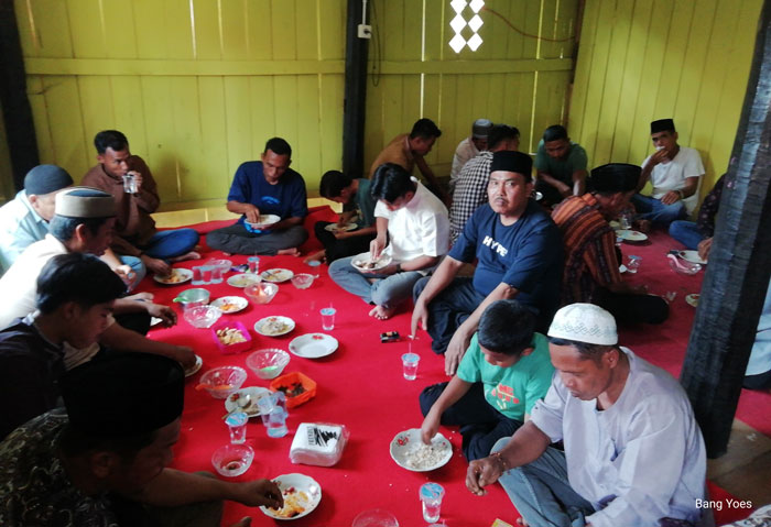 Tradisi Barayo ka Rumah Godang di Kenegerian Sentajo Kecamatan Sentajo Raya, Selasa (1/4/2025). Terlihat ninik mamak dan cucu kemenakan Suku Patapong, bersilaturahmi di rumah Godang.