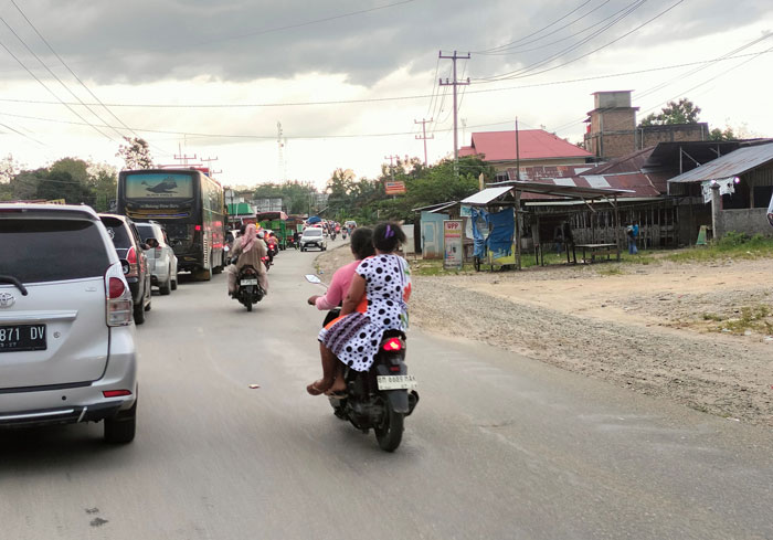 Antrean panjang kendaraan merayap sepanjang 1 Km dari arah Pasirpengaraian menuju Jembatan Kumu, Desa Rambah, Kecamatan Rambah Hilir, Rohul, Rabu (2/4/2025) petang.