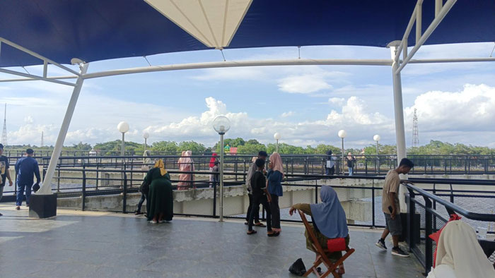 Sejumlah pengunjung berada di Skywalk Tengku Buwang Asmara di Kecamatan Mempura, ada jembatan kacanya.