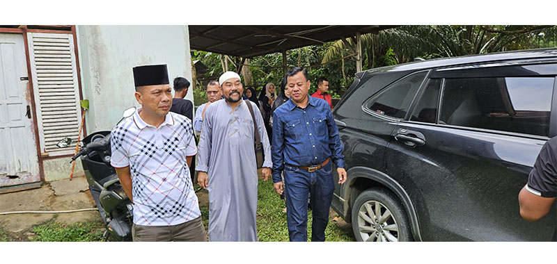 Camat Sentajo Raya Hevi H Antoni mendampingi Bupati Kuansing H Suhardiman Amby saat berkunjung ke rumah almarhum Kades Siberakun Benai, Ardilis, Kamis (3/4/2025).