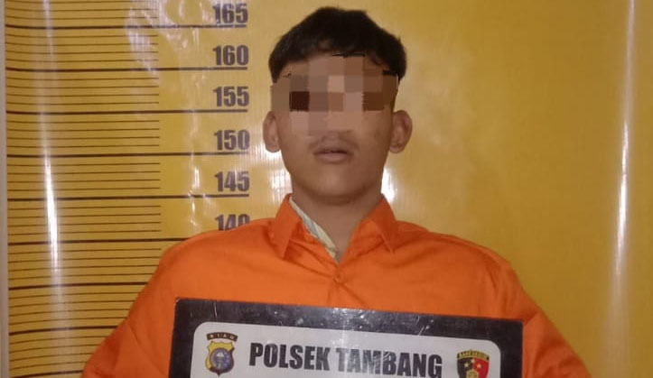 Warga Perumahan Bumi Kubang Raya, Desa Kualu Kecamatan Tambang mengamankan MH, pelaku pencurian sepeda motor, Selasa malam (1/4/2025).