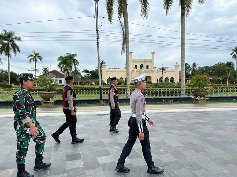Personel Polres Siak dan TNI patroli di sekitar istana yang berada di Kota Siak, untuk memastikan pengunjung merasa aman dan nyaman, Kamis (3/4/2025).