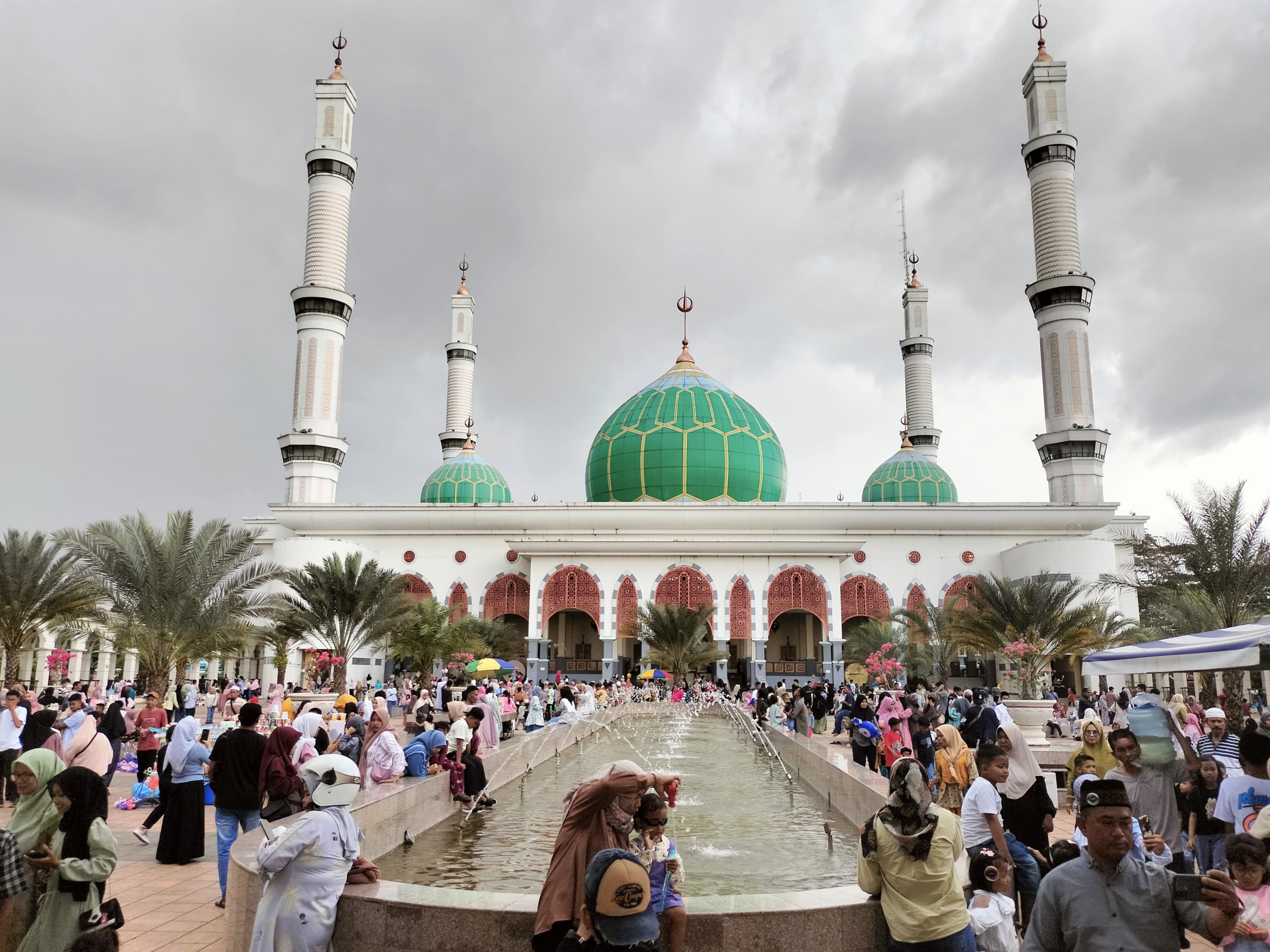 Ribuan pengunjung memadati area Islamic Center Rohul pada momen lebaran Idulfitri 1446 H Tahun 2025, Rabu (2/4/2025).