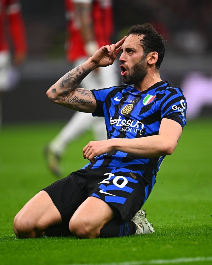 Gelandang Inter Milan Hakan Chalhanoglu mencetak gol penyeimbang saat bermain imbang 1-1 dengan AC Milan pada leg 1 semifinal Coppa Italia.