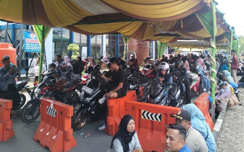 Pengendara sepeda motor antre di akses pintu masuk Dermaga Ro-Ro Air Putih Bengkalis, Kamis (3/4/2025).