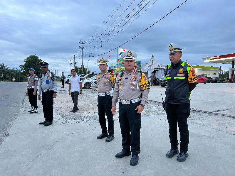 Dirlantas  Polda  Riau Kombes  Pol  Taufiq  Lukman  Nurhidayat  bersama Kasatlantas Polres Kampar melakukan  pengecekan  arus balik di  exit  Tol  XIII  Koto  Kampar, Jumat (4/4/2025).