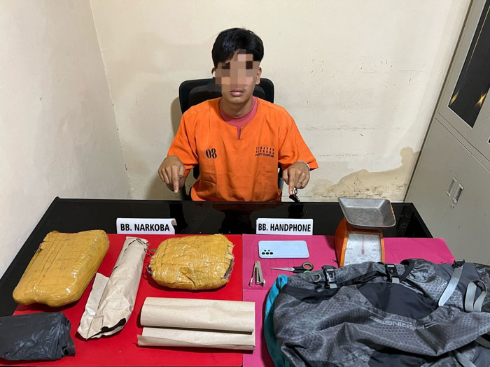 Satresnarkoba Polres Kampar mengamankan AA (21), tersangka yang diduga pengedar daun  ganja  kering  di Desa  Tanjung  Kecamatan  Koto  Kampar  Hulu,  Kabupaten  Kampar, Rabu (2/4/2025).