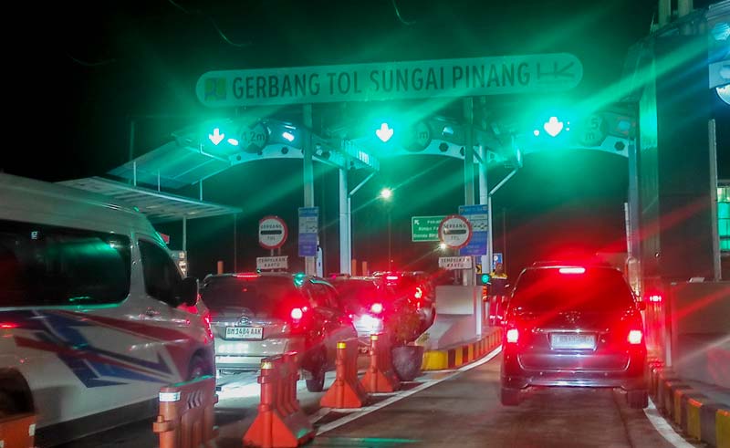 Kendaraan dari arah lintas barat melakukan tapping di pintu keluar Tol Sungai Pinang, Kampar, Jumat (4/4/2025).