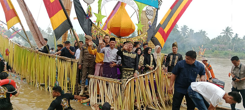 Wabup H Muklisin bersama Ketua DPRD H Juprizal SE MSi, Kadis Budpar Drs Azhar MM melambai tangan dari atas Perahu Baganduang, Sabtu (5/4/2025) di Tepian Muko Lobuah Lubuk Jambi, Kuantan Mudik