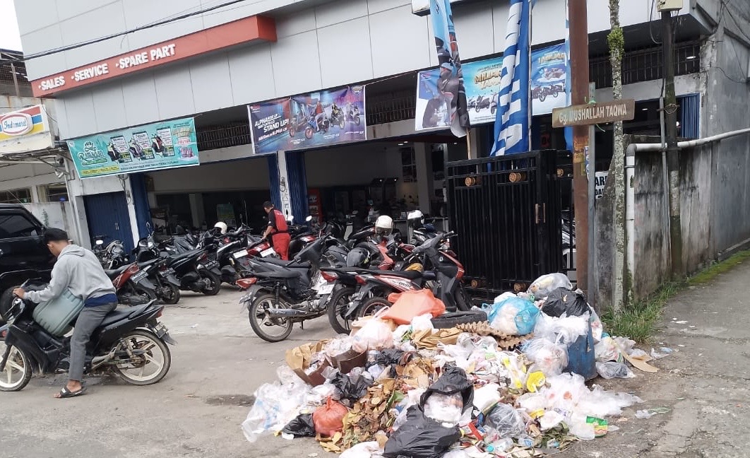 Salah satu tumpukan sampah di pinggir jalan dalam Kota Rengat, Inhu pada Sabtu (5/4/2025).