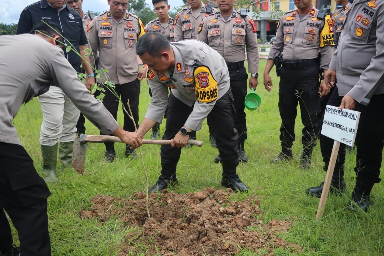 Kapolres Rohul AKBP Budi Setiyono SIK MH menunjukkan bibit Pohon trembesi yang akan ditanamnya dalam kegiatan penghijauan bersama PJU di Mako Polres Rohul, Jumat (4/4/2025).