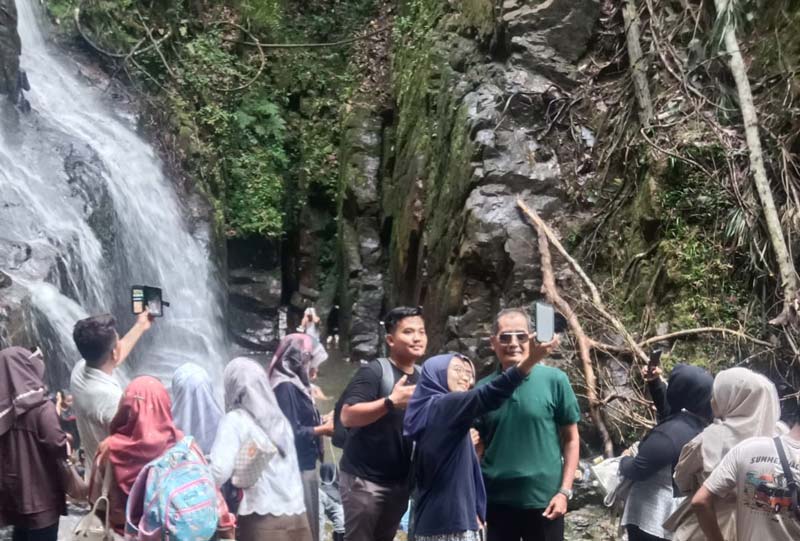 Para pengunjung memadati air terjun tujuh tingkat Guruh Gemurai di Desa Kasang, Kecamatan Kuantan Mudik, Kabupaten Kuansing, Rabu (2/4/2025).