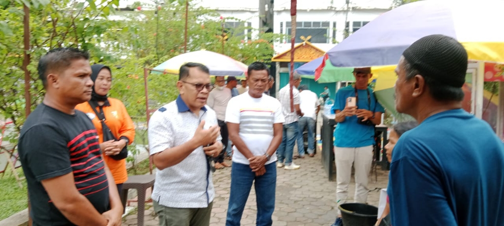 TmKepala DLH Kuansing Deflides Gusni bersama pengawas kebersihan, Sabtu (5/4/2025) menemui para pedagang yang berjualan di Taman Jalur Telukkuantan. Memberikan imbauan menjaga kebersihan dari sampah.