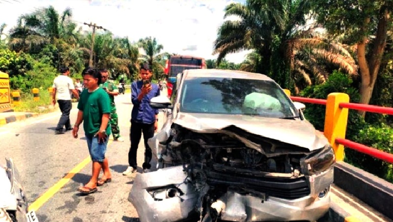Kondisi mobil hatchback kecil dengan nopol BM 1790 IE yang ringsek setelah menabrak mobil jenis MVP di Jalintim Kilometer 46 Desa Kiyap Jaya, Kecamatan Bandar Seikijang, Jumat (4/4/2025).