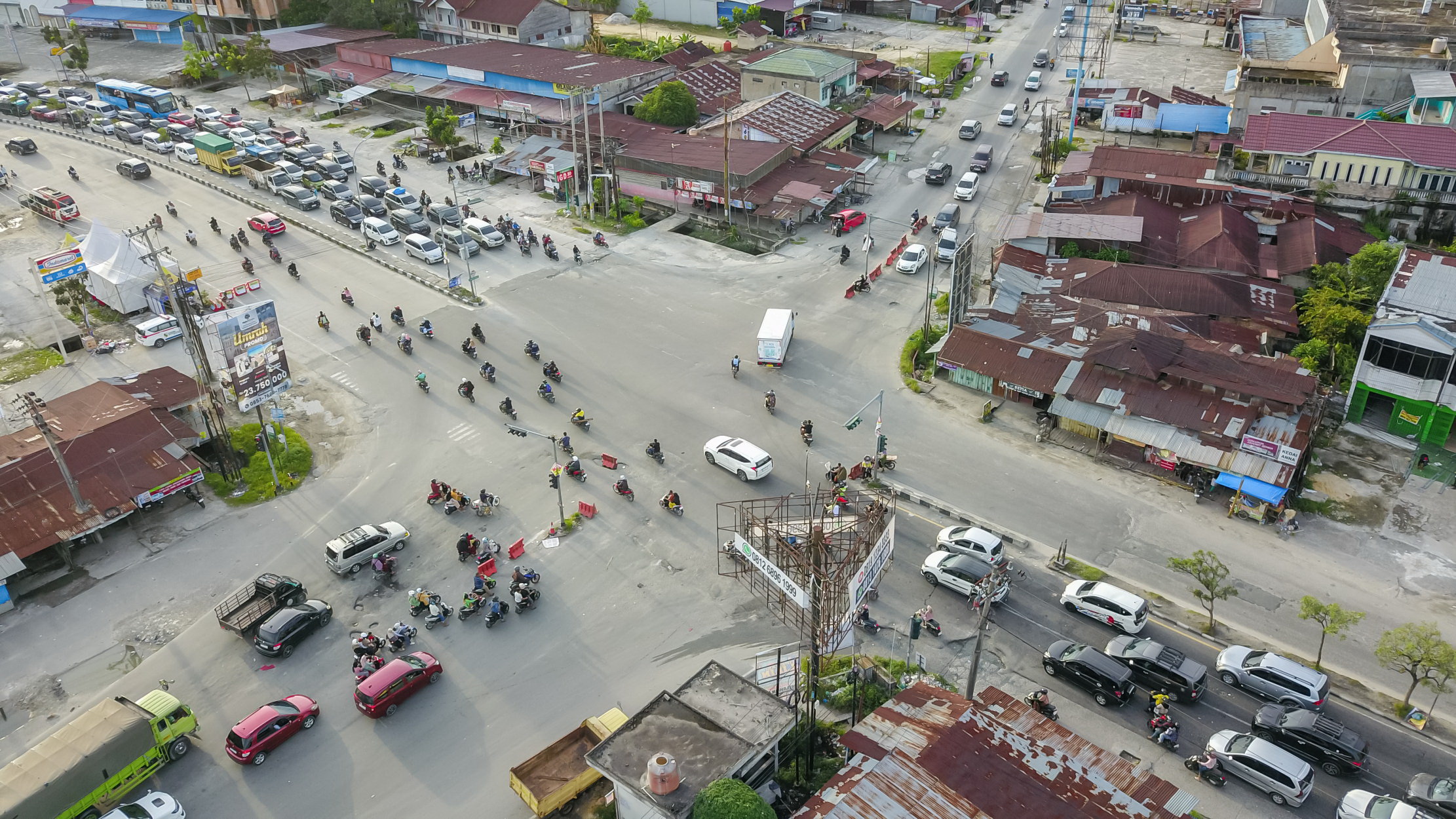 Arus lalu lintas dari arah Sumatra Barat di simpang empat Jalan Garuda Sakti-HR Soebrantas terlihat padat dan ramai, namun lancar, Sabtu (5/4/2025).