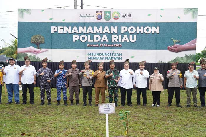 Forkompinda Riau berfoto bersama dalam kegiatan penanaman 10 ribu bibit pohon di Dumai, belum lama ini.