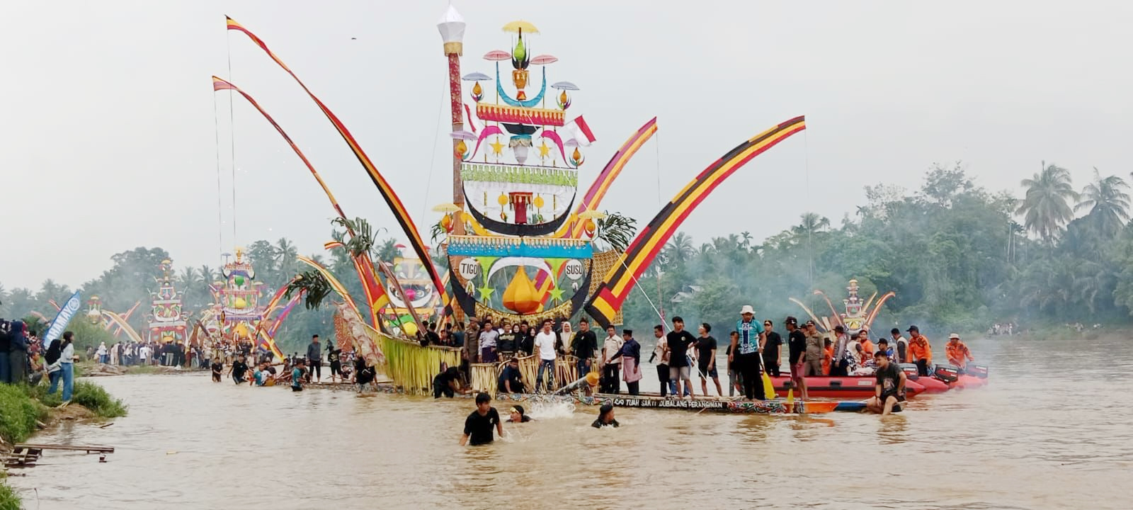 Pelaksanaan Festival  Perahu Baganduang di Tepian Muko Lobuah Lubuk Jambi, Kecamatan Kuantan Mudik, Sabtu (5/4/2025).