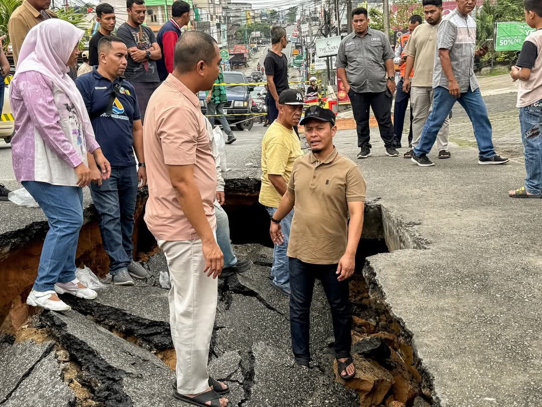 Wali Kota Pekanbaru Agung Nugroho saat meninjau Jalan Lobak yang amblas, Sabtu (5/4/2025).