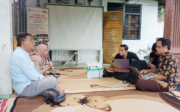Direktur Rumah Sunting, Kunni Masrohanti (dua kiri), saat memaparkan bahan Ranperda Pemajuan Kebudayaan Melayu Riau dalam sebuah diskusi di Pekanbaru, belum lama ini.