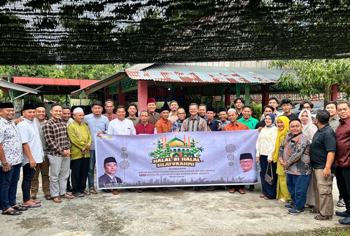 Ketua DPRD Kabupaten Kampar Ahmad Taridi, Ketua IKA MKJ, Dasril Affandi, pengurus IKA IMJ foto bersama anggota IKA IMJ saat halal bihalal, Sabtu (5/4/2025).