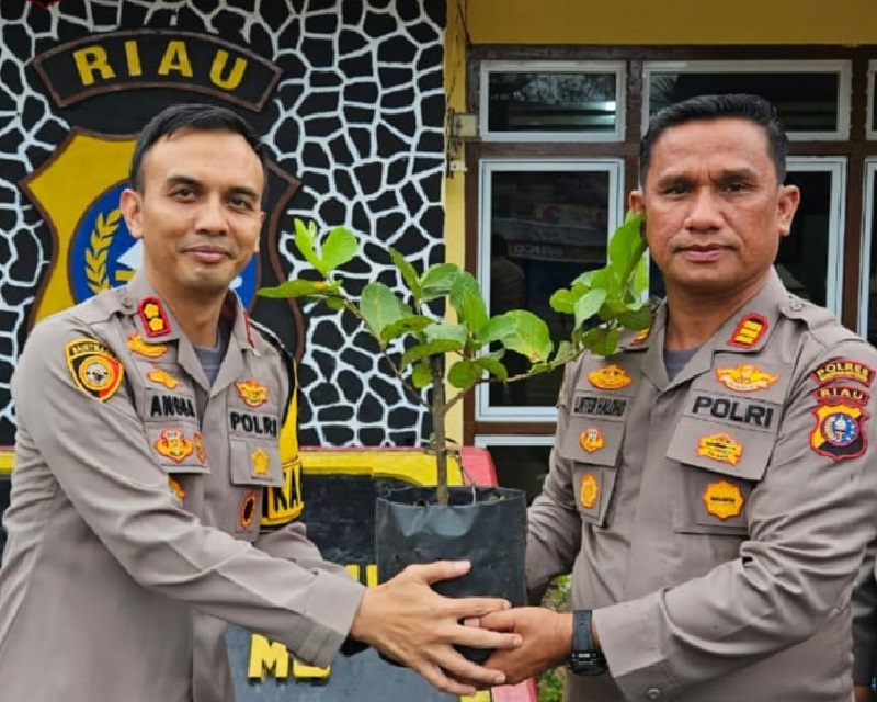 Kapolres Kuansing AKBP Angga Febrian Herlambang SIK SH memberikan bibit pohon pada Kapolsek Singingi AKP Linter Sihaloho SH MH yang berulang tahun, Sabtu (5/4/2025) kemarin.