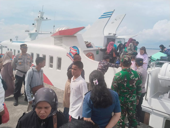 Kapolsek Sungai Apit AKP Rinaldi melepas keberangkatan arus balik di Pelabuhan Tanjung Buton Mengkapan, Kecamatan Sungai Apit, Kabupaten Siak, Ahad (6/4/2025).