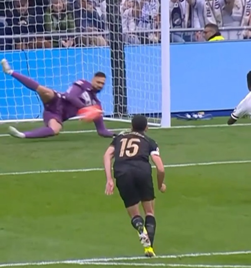 Kiper Giorgi Mamardashvili tampil gemilang saat Valencia mengalahkan tuan rumah Real Madrid di Santiago Bernabeu. Salah satunya selamatkan eksekisi penalti Vinicius Junior.