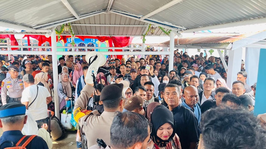 Situasi arus penumpang balik di Pelabuhan Tanjung Harapan, Ahad (6/4/2025) siang.