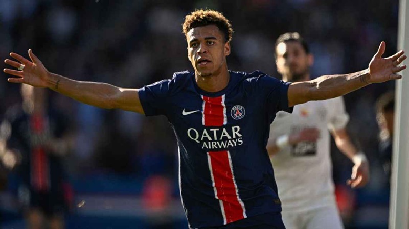 D&eacute;sir&eacute; Dou&eacute; mencetak gol kemenangan untuk PSG saat melawan Angers untuk memastikan gelar Ligue 1.