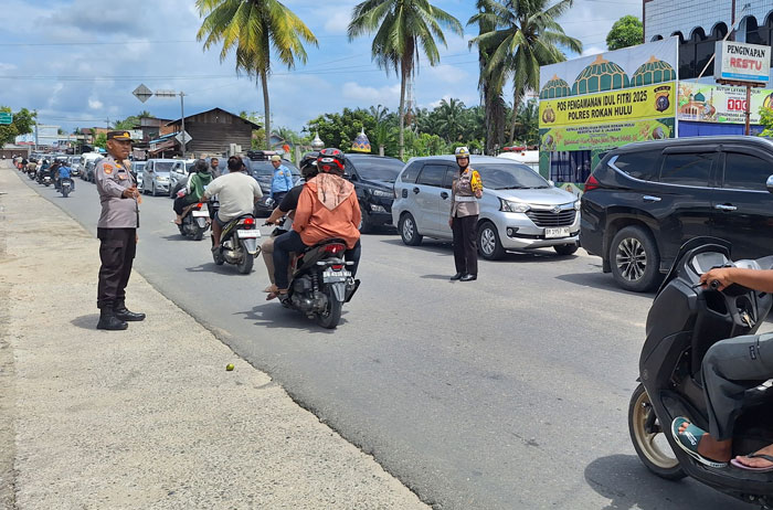 Kasat Lantas Polres Rohul AKP Lily Sulfiani SIK MH bersama petugas gabungan Pos Pam Jembatan Sei Rokan Ujung Batu turun mengatur arus balik saat antrean kendaraan menuju jembatan, Sabtu (5/4/2025)