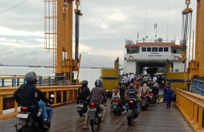 Kegiatan keberangkatan penyeberangan Roro Dumai - Rupat di Pelabuhan Bandar Sri Junjungan Dumai berlangsung lancar.