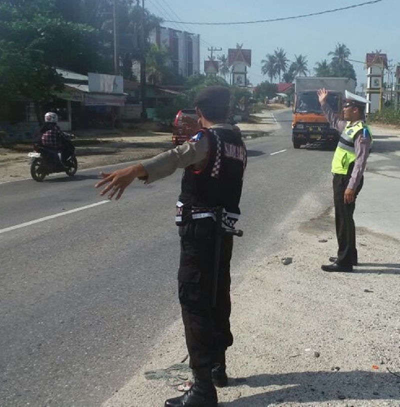 Personel Satlantas Polres Pelalawan melakukan pengaturan lalu lintas arus mudik di Jalan Lintas Timur Pelalawan tepatnya di Desa Ukui Dua kecamatan Ukui Kabupaten Pelalawan, Ahad (6/4/2025).