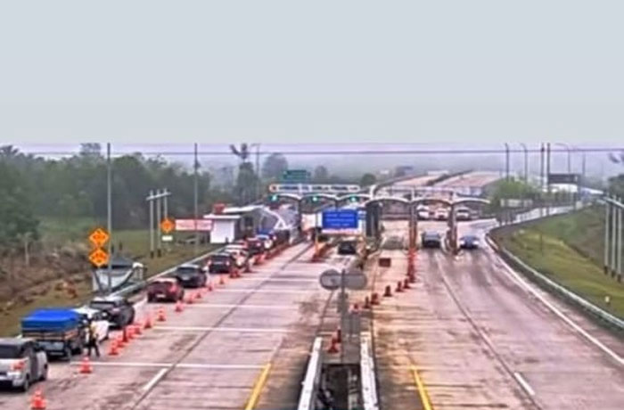 Antrean kendaraan arus balik dari Sumbar di pintu keluar gerbang tol Sungai Pinang, Ahad (6/4/2025).