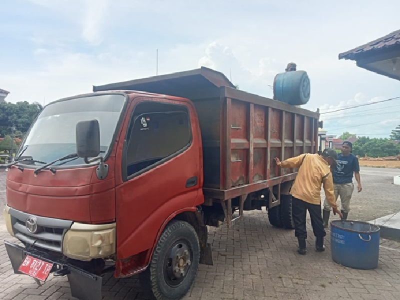 Petugas kebersihan Dinas Lingkungan Hidup (DLH) Kuansing mengangkut sampah-sampah ke dalam dum truk untuk dibuang ke TPA, Sabtu (5/4/2025).