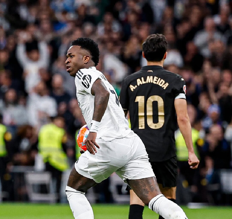 Vinicius Junior gagal membawa Real Madrid mengalahkan Valencia di Santiago Bernabeu. Penyerang asal Brasil itu gagal eksekusi penalti.