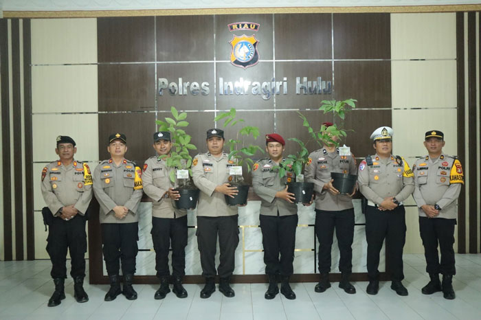 Wakapolres Inhu, Kompol Manapar Situmeang SH SIK MH bersama sejumlah pejabat utama foto bersama dengan personel penerima bibit pohon, Ahad (6/4/2025).