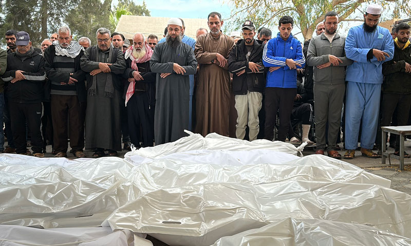 Para petugas medis Palestina melakukan salat jenazah terhadap korban yang tewas diserang pasukan Israel di Rumah Sakit Nasser di Khan Yunis, Jalur Gaza, Ahad (6/4/2025).